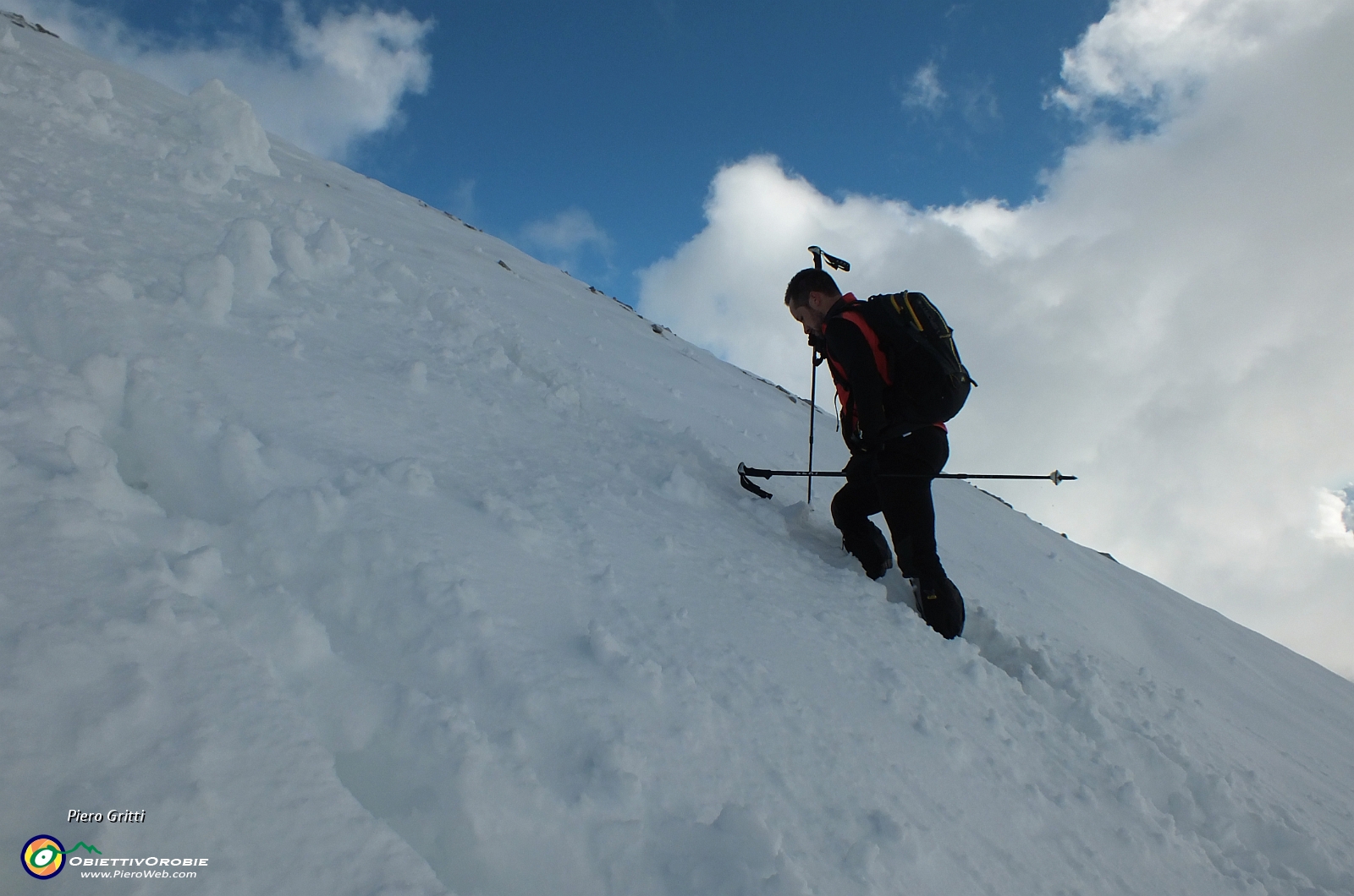 15 si affonda nella neve, mentre tira un forte gelido vento.......JPG